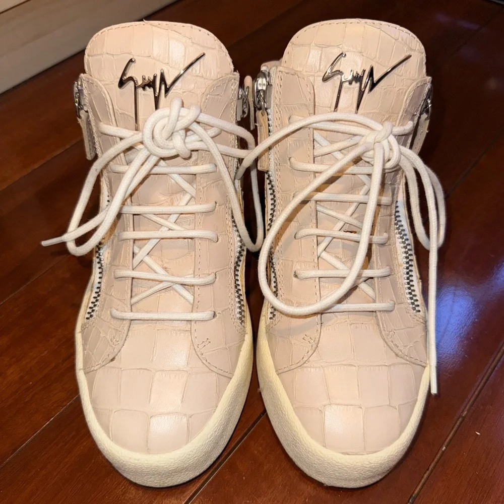 Giuseppe Zanotti gently used